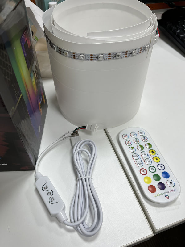 ไฟพื้นมุมที่ควบคุมด้วย WiFi App พร้อม LED สายรุ้งที่สามารถดับได้ และจังหวะเสียง